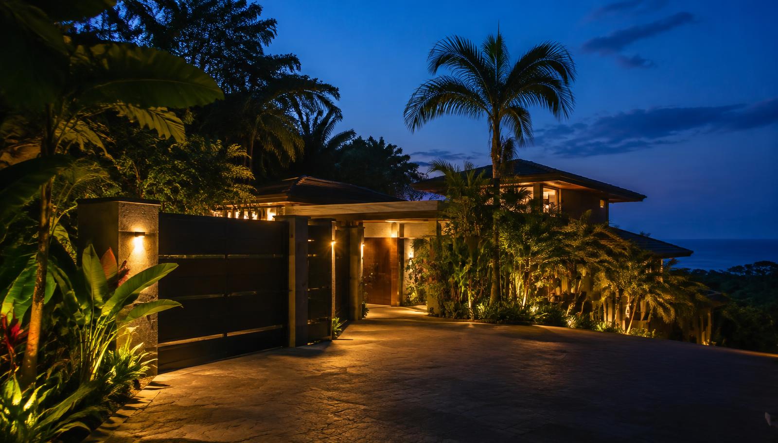 Portón de una casa tropical durante la noche